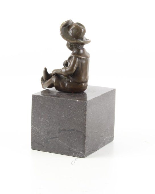 BD28. Petit garçon au chapeau assis 
