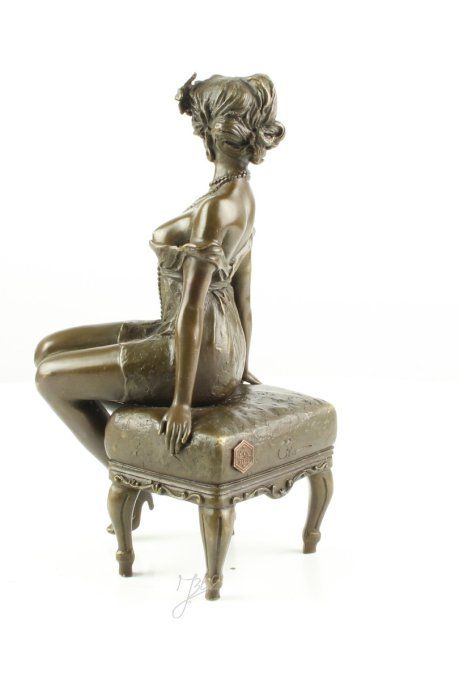 BAD09. Jeune femme assise sur un Pouf