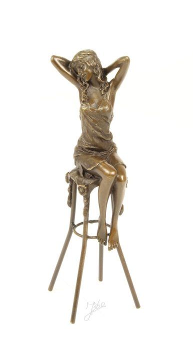 BD11. Femme sur tabouret