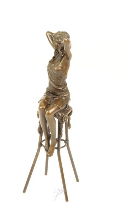 BD11. Femme sur tabouret