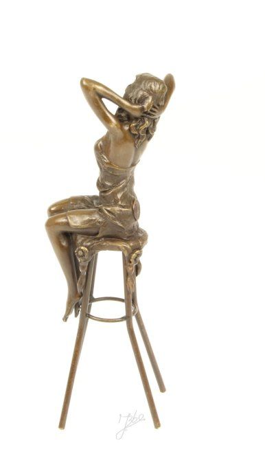 BD11. Femme sur tabouret
