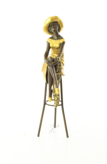 BAD12. Bronze peint d'une élégante sur tabouret