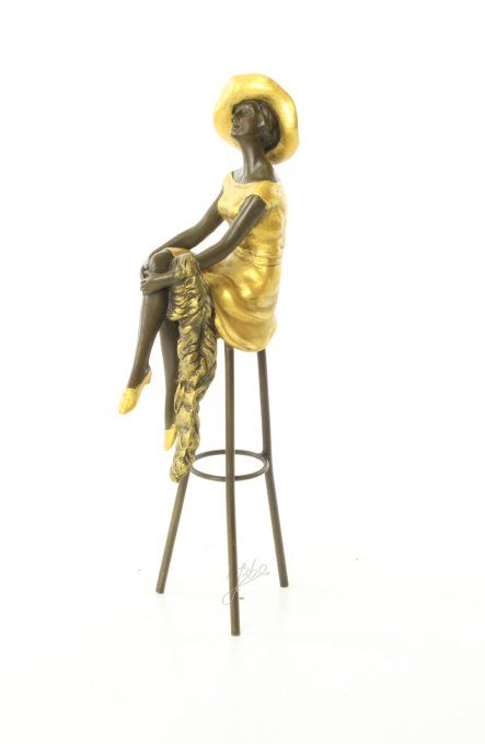 BAD12. Bronze peint d'une élégante sur tabouret