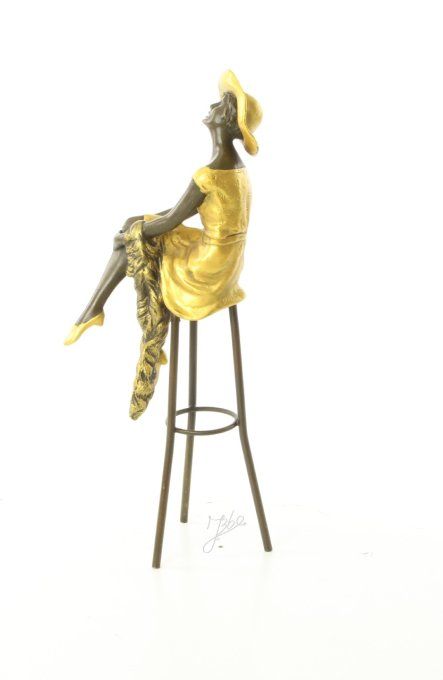 BAD12. Bronze peint d'une élégante sur tabouret