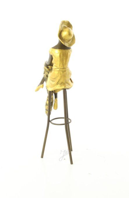BAD12. Bronze peint d'une élégante sur tabouret