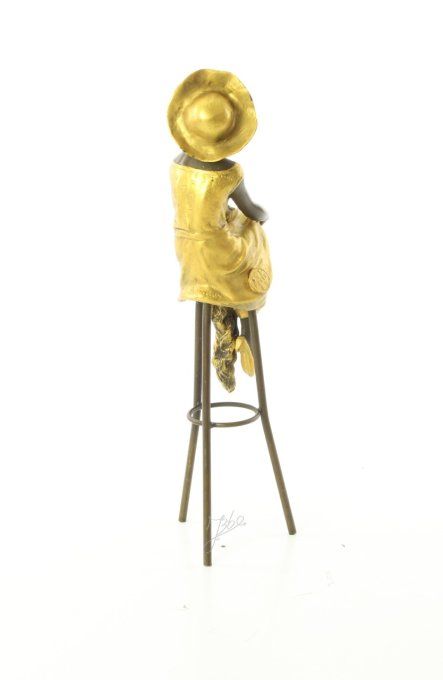 BAD12. Bronze peint d'une élégante sur tabouret