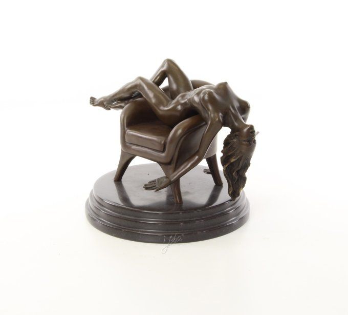 BE22. Bronze sur marbre d'une Femme nue sur un fauteuil