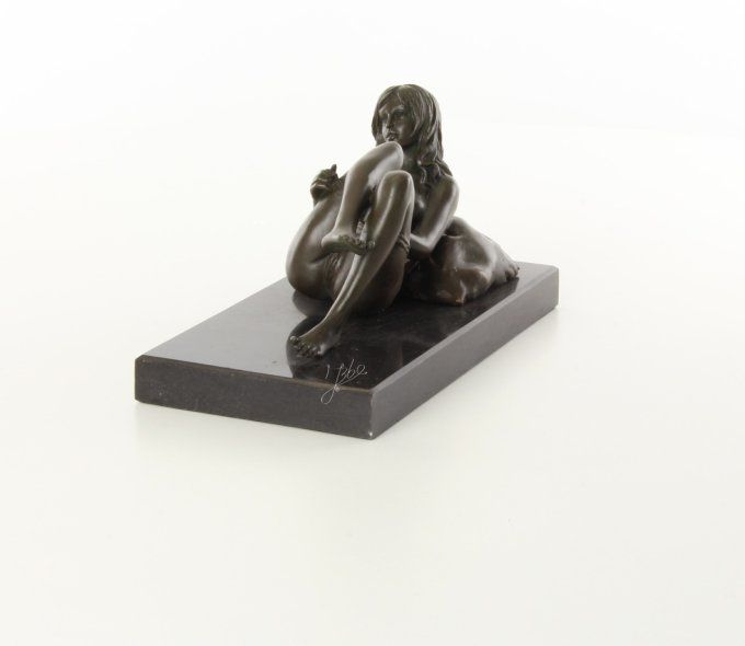 BE29. Bronze sur marbre femme qui enlève sa culotte