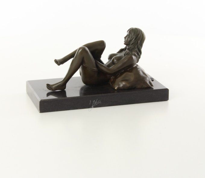 BE29. Bronze sur marbre femme qui enlève sa culotte