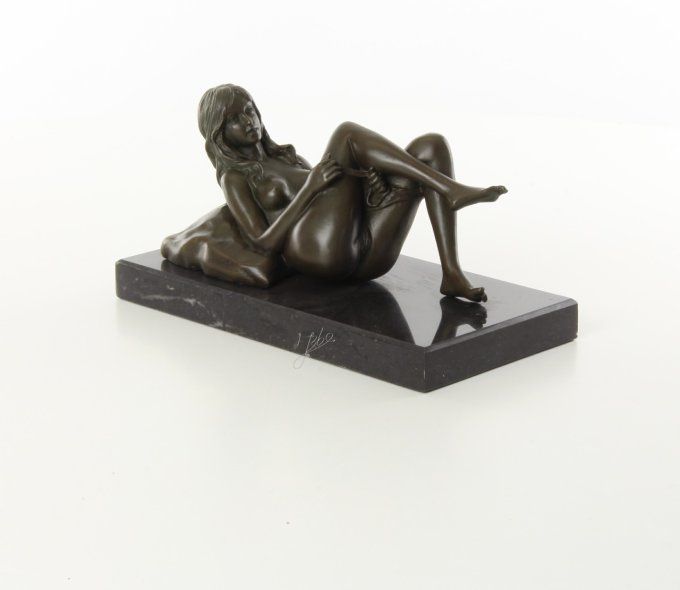 BE29. Bronze sur marbre femme qui enlève sa culotte
