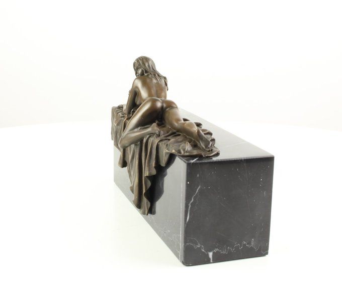 BE01.Bronze sur marbre d'une femme allongée