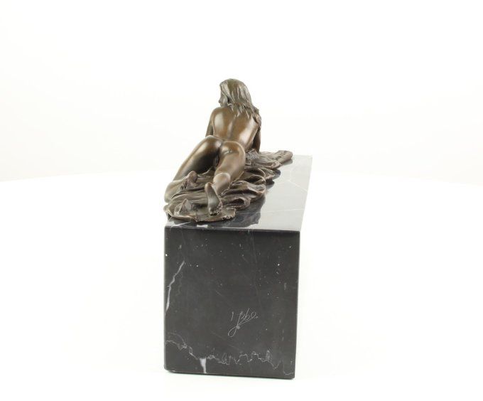 BE01.Bronze sur marbre d'une femme allongée
