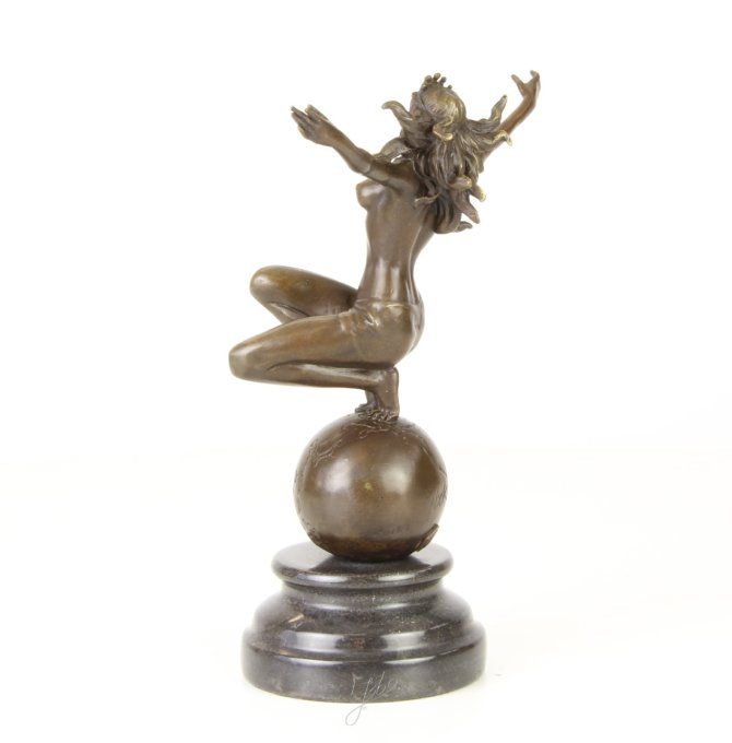 BD32. Bronze sur marbre Déesse sur le monde