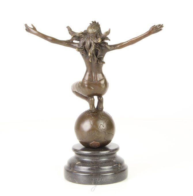 BD32. Bronze sur marbre Déesse sur le monde