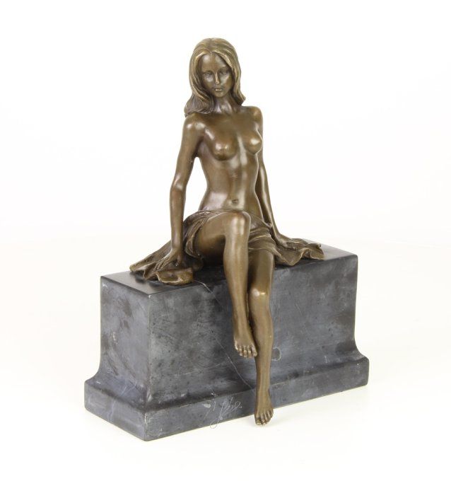 BE14. Bronze sur marbre d'une femme
