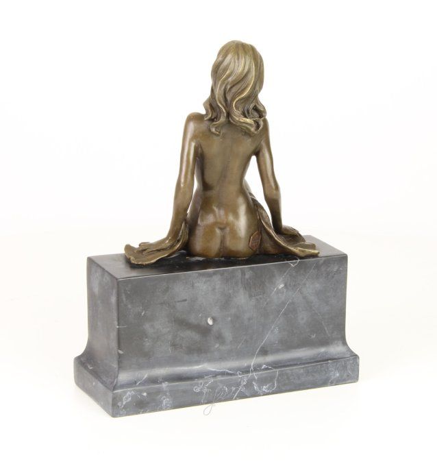 BE14. Bronze sur marbre d'une femme