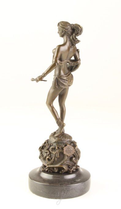BD31. Bronze sur marbre d'une amazone