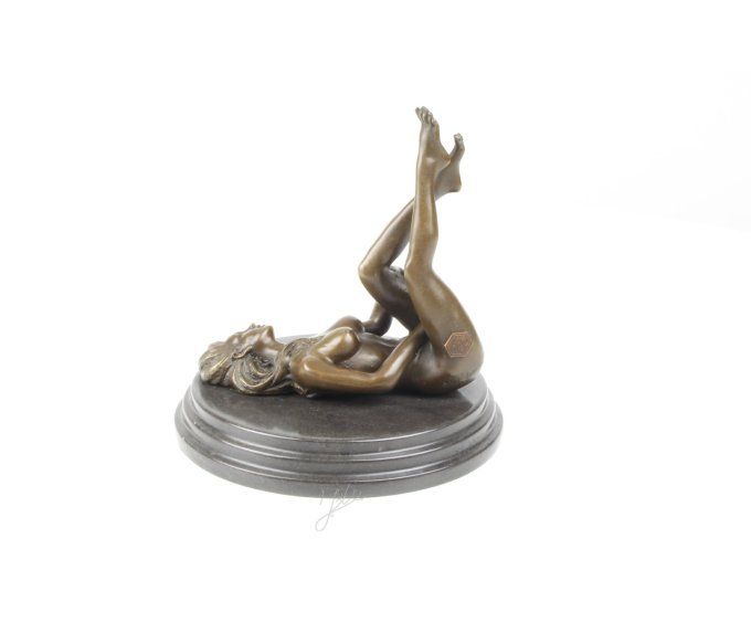 BE27.Femme nue qui se caresse