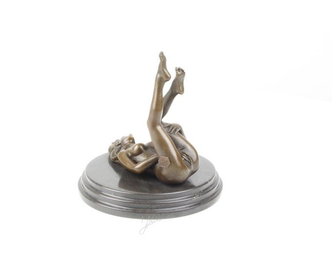 BE27.Femme nue qui se caresse
