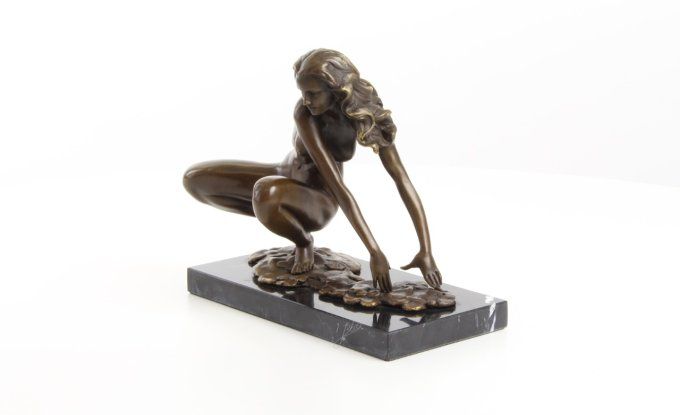 BE13. Femme nue accroupie