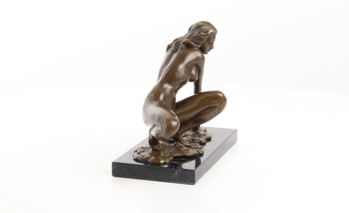 BE13. Femme nue accroupie