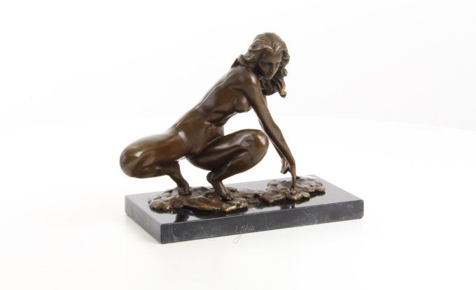 BE13. Femme nue accroupie