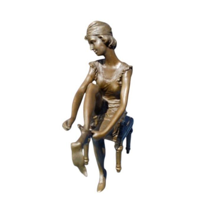 BAD15.Femme assise qui met ses bas