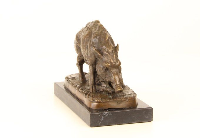 BA02: bronze sur marbre d'un sanglier