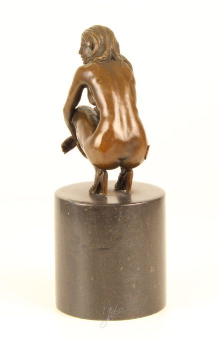 BE18.Bronze sur marbre d'une femme nue assise
