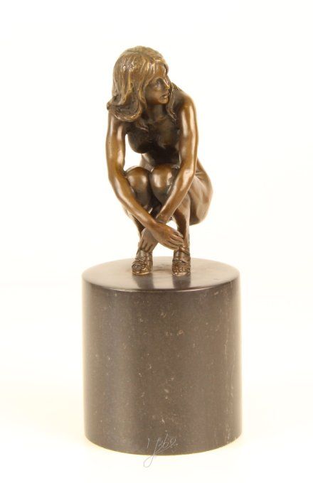 BE18.Bronze sur marbre d'une femme nue assise