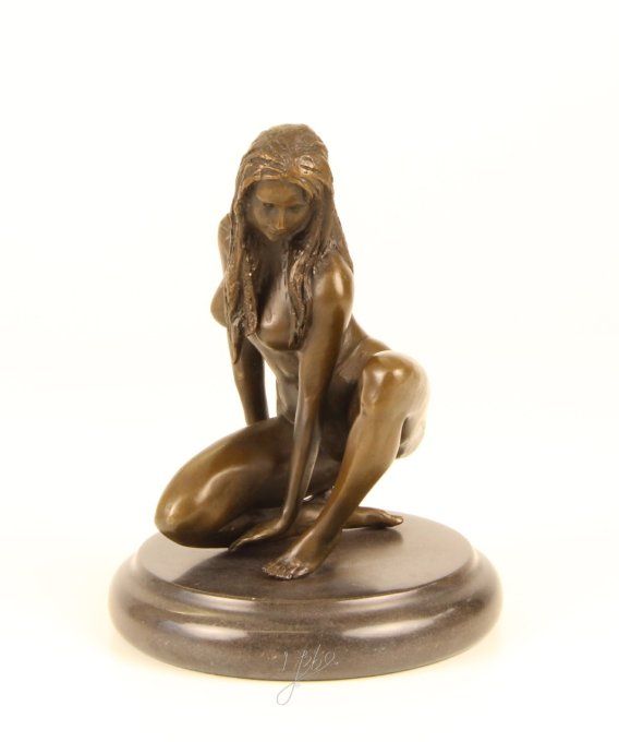 BE15. Femme nue accroupie