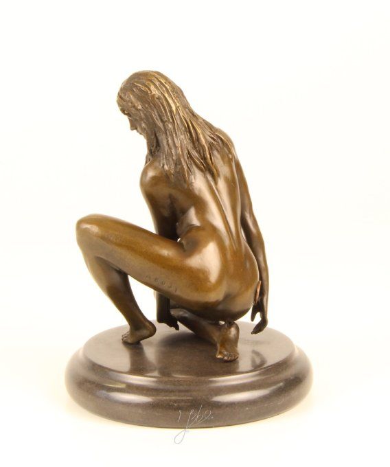 BE15. Femme nue accroupie
