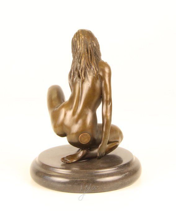 BE15. Femme nue accroupie