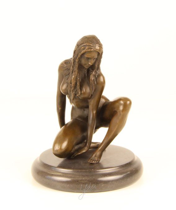 BE15. Femme nue accroupie