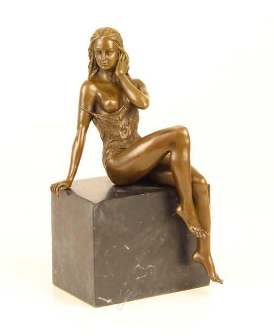 BE20.Bronze sur marbre femme assise demi-nue