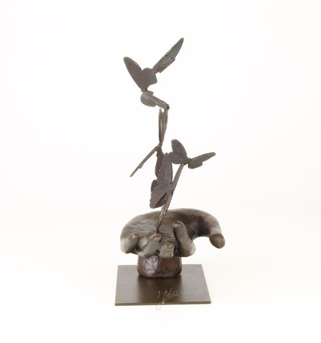 BD37.Exceptionnel bronze d'une main et des papillons