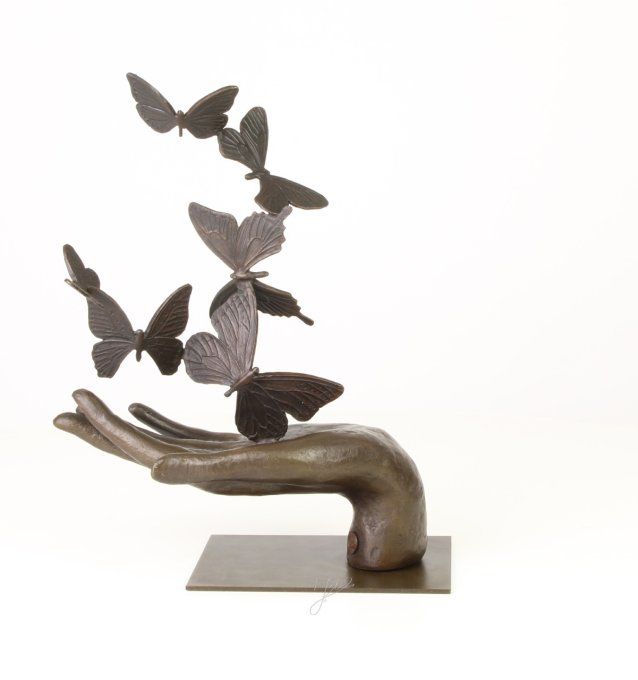 BD37.Exceptionnel bronze d'une main et des papillons