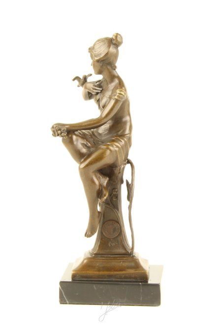 BD02.Bronze sur marbre d'une déesse avec son arc