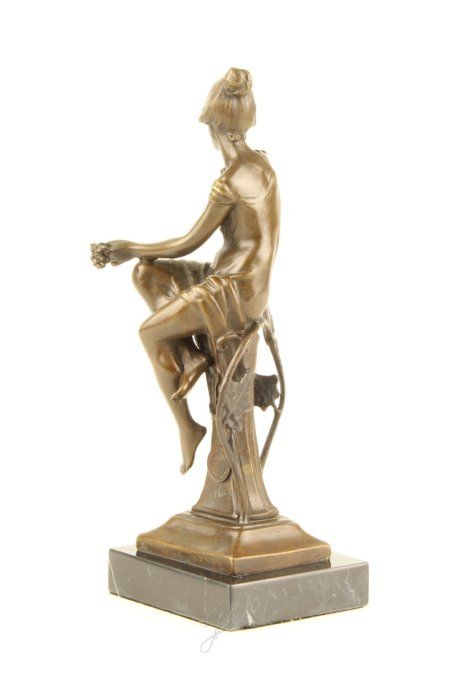 BD02.Bronze sur marbre d'une déesse avec son arc