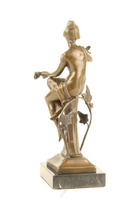 BD02.Bronze sur marbre d'une déesse avec son arc