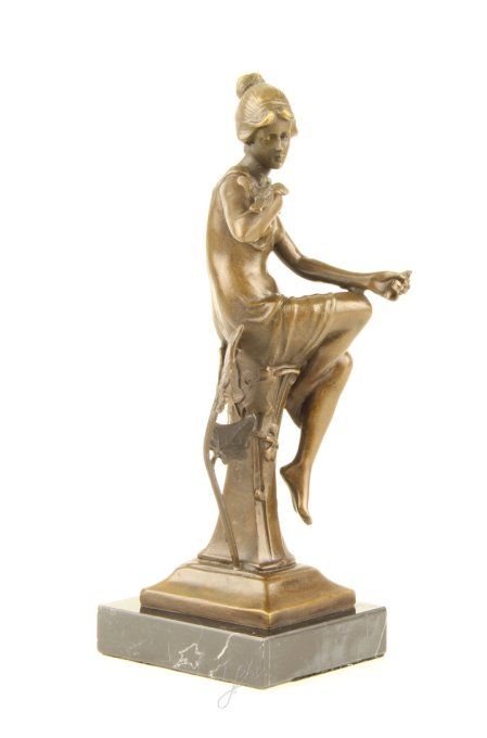 BD02.Bronze sur marbre d'une déesse avec son arc