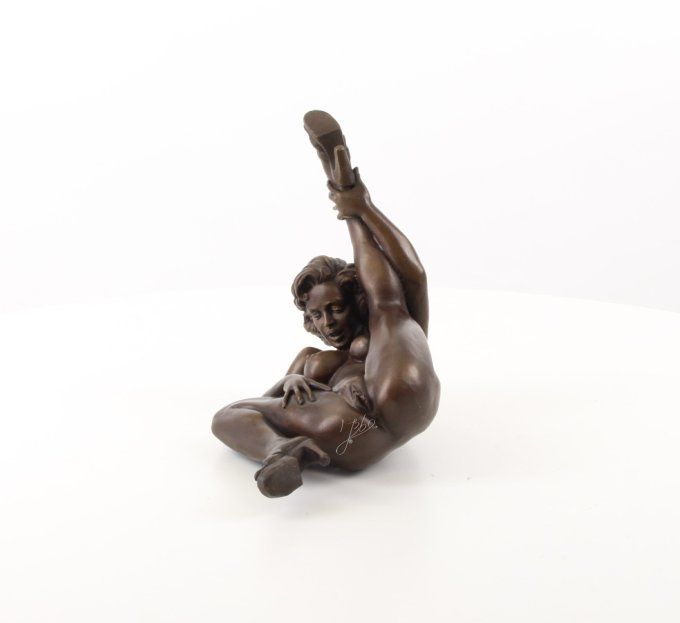 BE09. Femme nue sur le dos