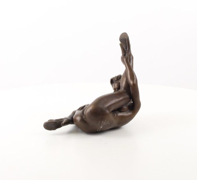 BE09. Femme nue sur le dos